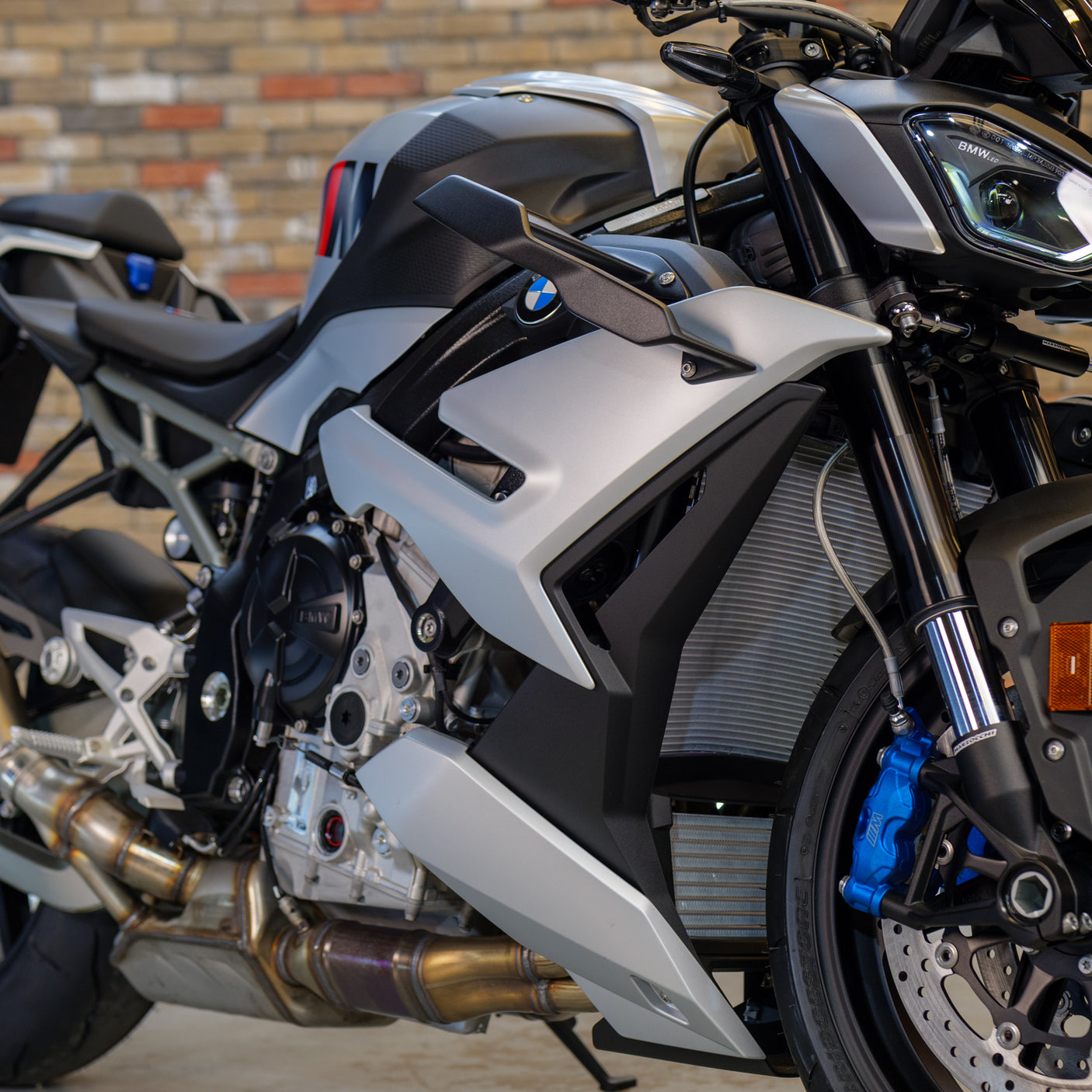 2025 BMW M1000R