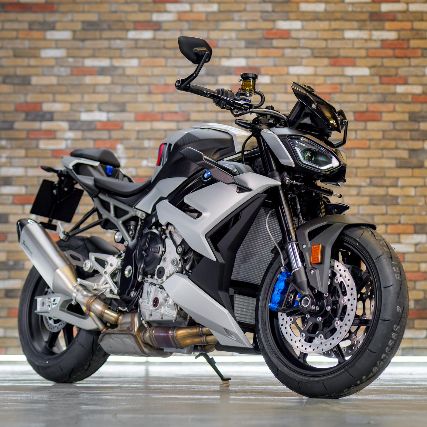 2025 BMW M1000R