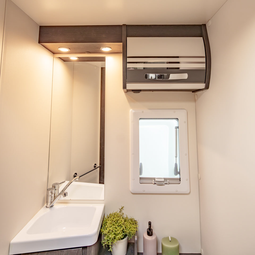 BRAND NEW 4 berth Roller Team Zefiro 685