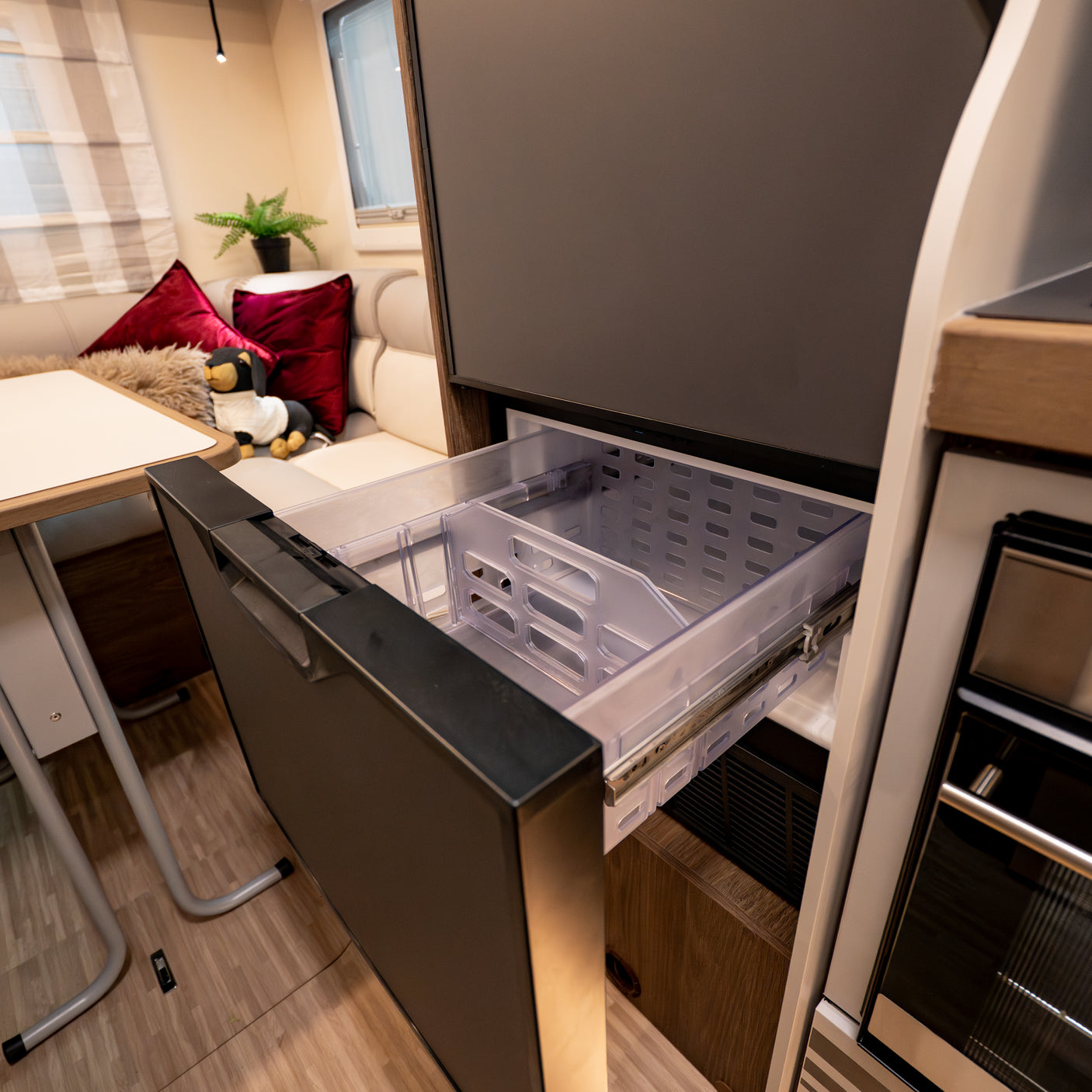 BRAND NEW: 2026 4 berth Automatic Roller Team T-Line 700