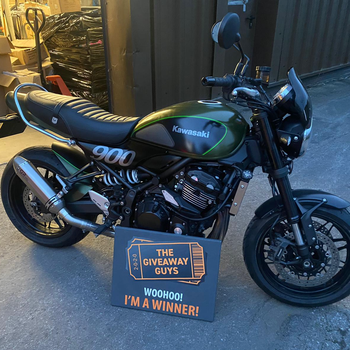 KAWASAKI zr900