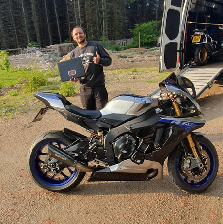 YAMAHA R1M