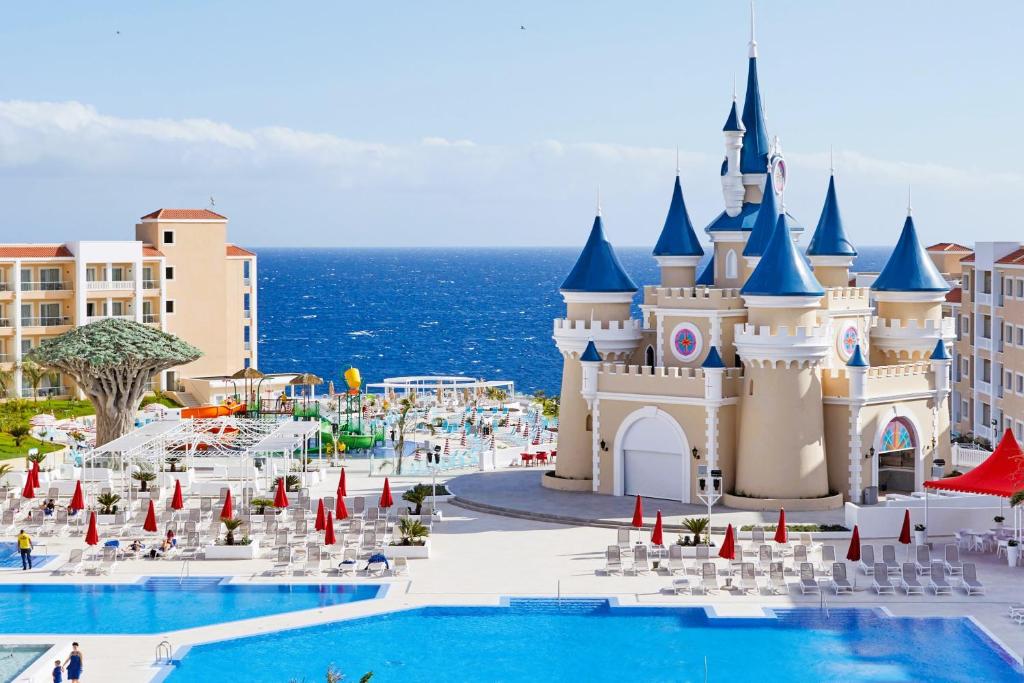 7 Night 5* All Inclusive Tenerife Holiday for 4 & £2,000