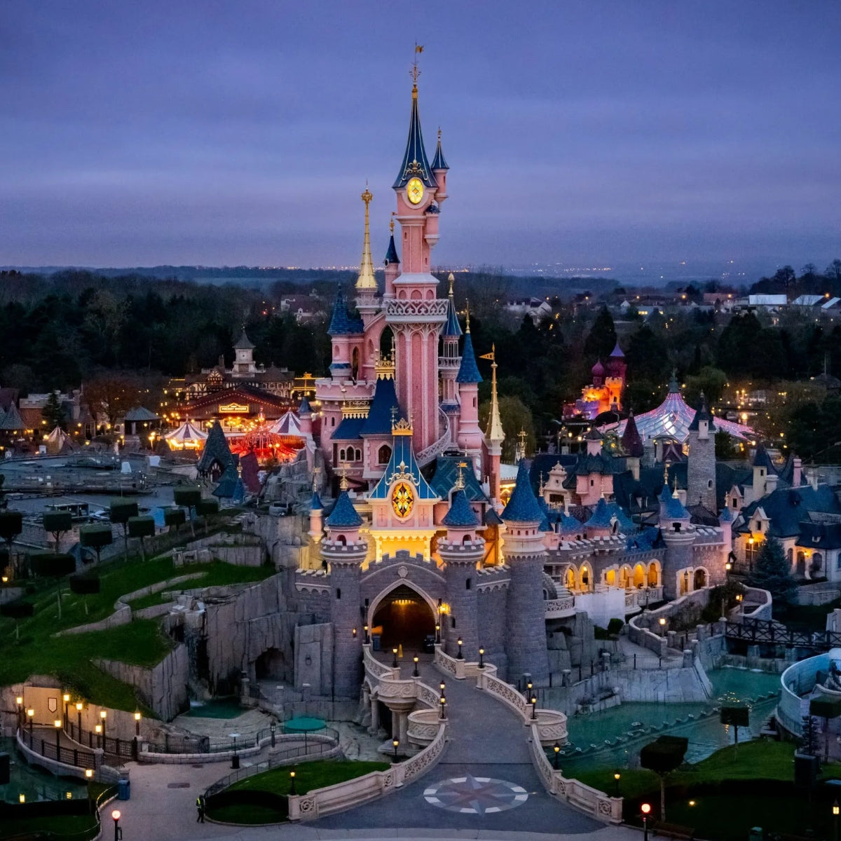 3 Nights at Disneyland Paris for 4 people + £1,000!