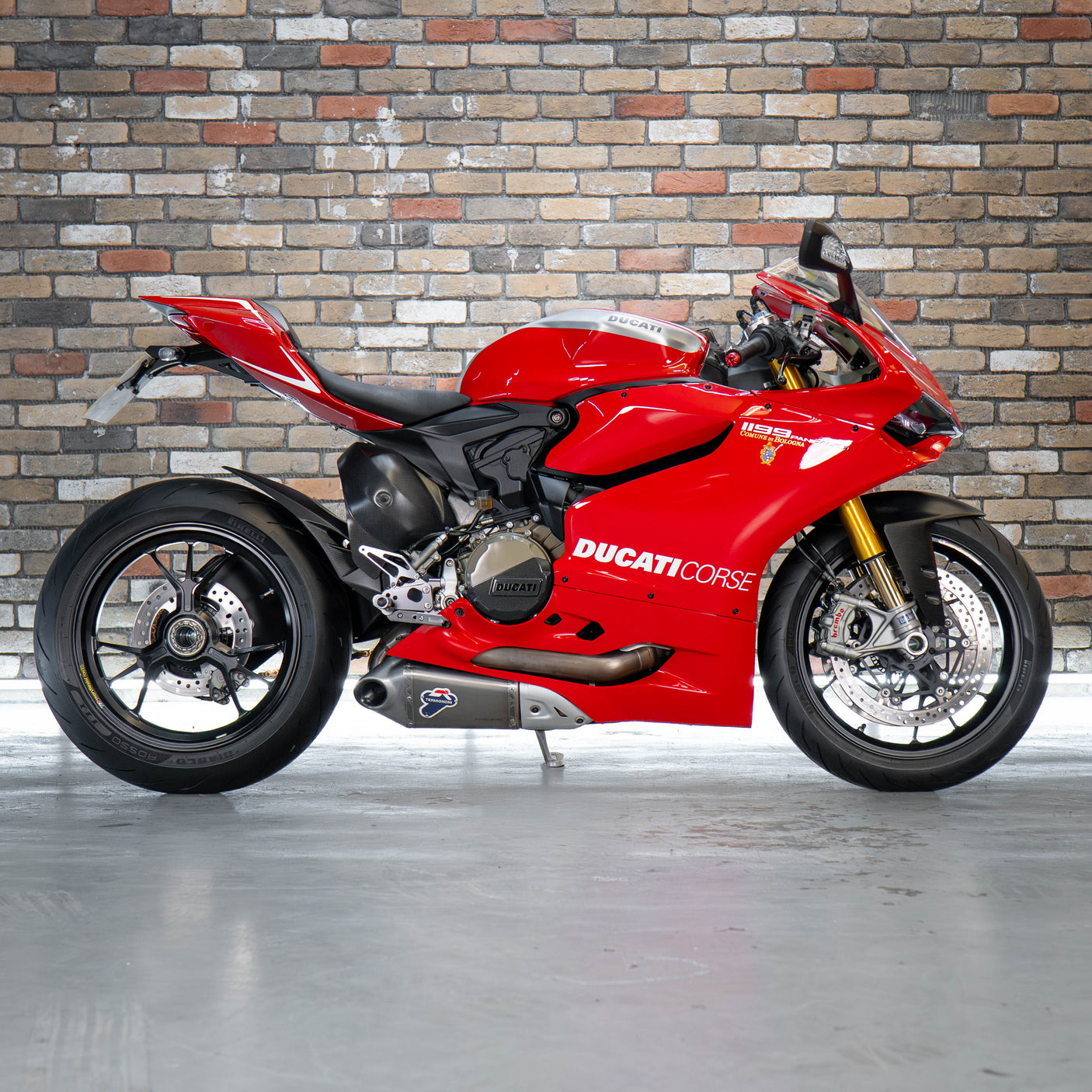 Fast Friday: INSANE Ducati Panigale R + £1000 cash