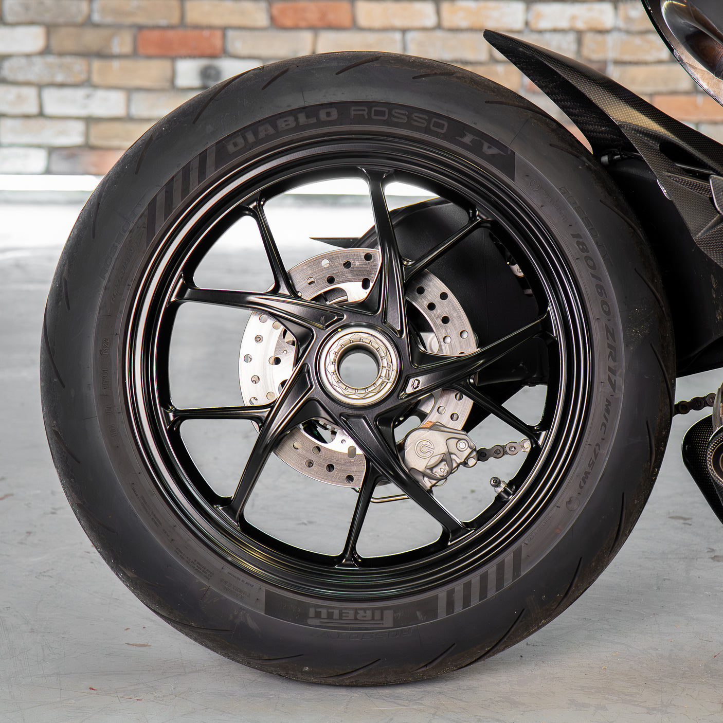 Fast Friday: INSANE 2023 Ducati Streetfighter + £1000 cash