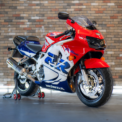 Modern Classic 2000 Honda Fireblade 918