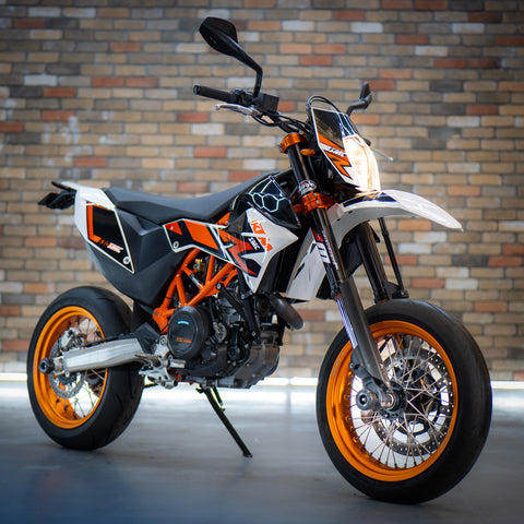 INSANE KTM 690 Supermoto