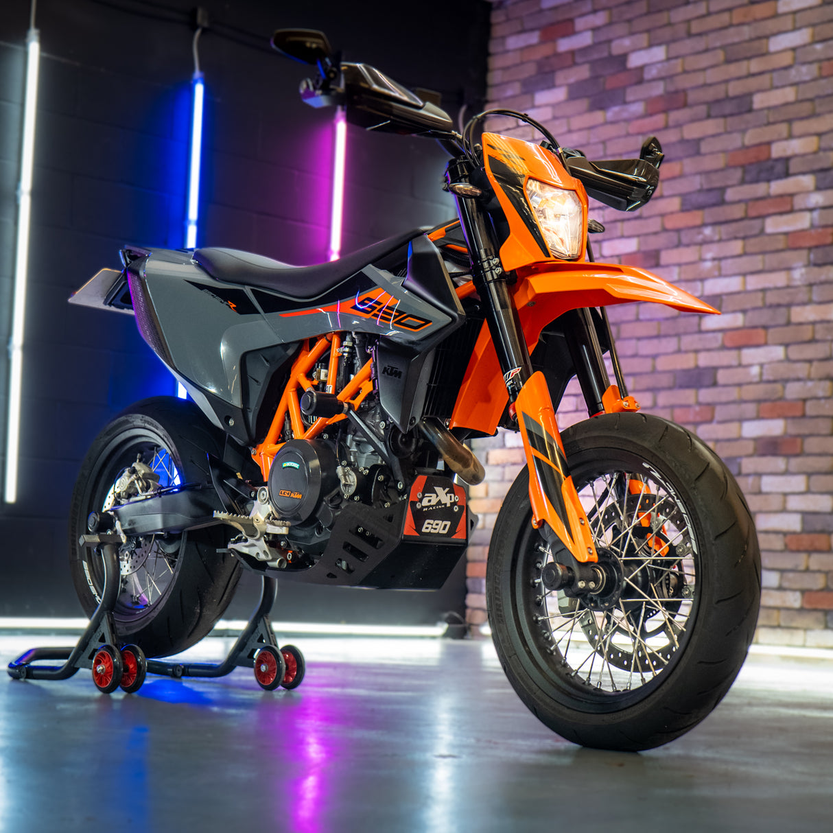 INSANE KTM 690 Supermoto!