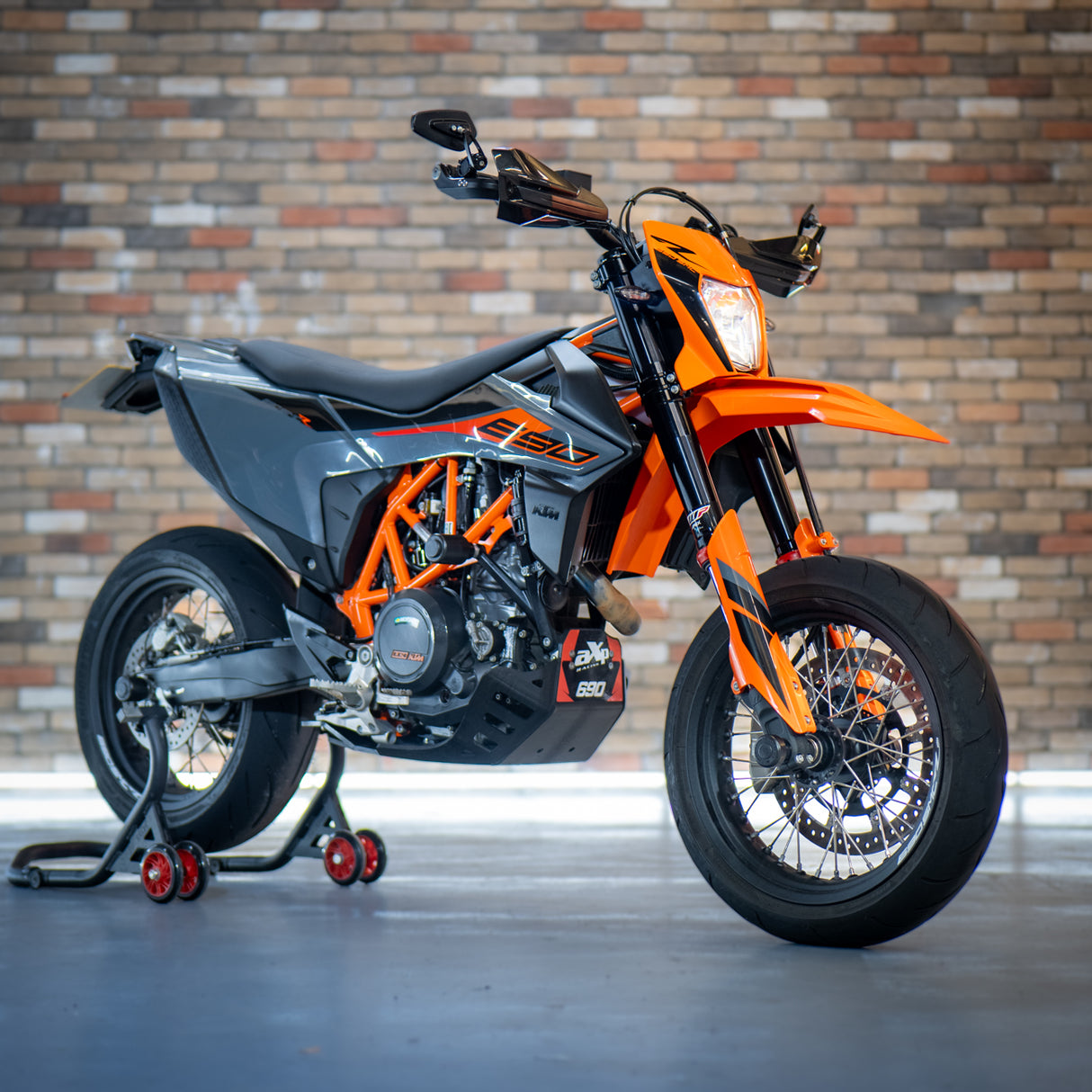 INSANE KTM 690 Supermoto!