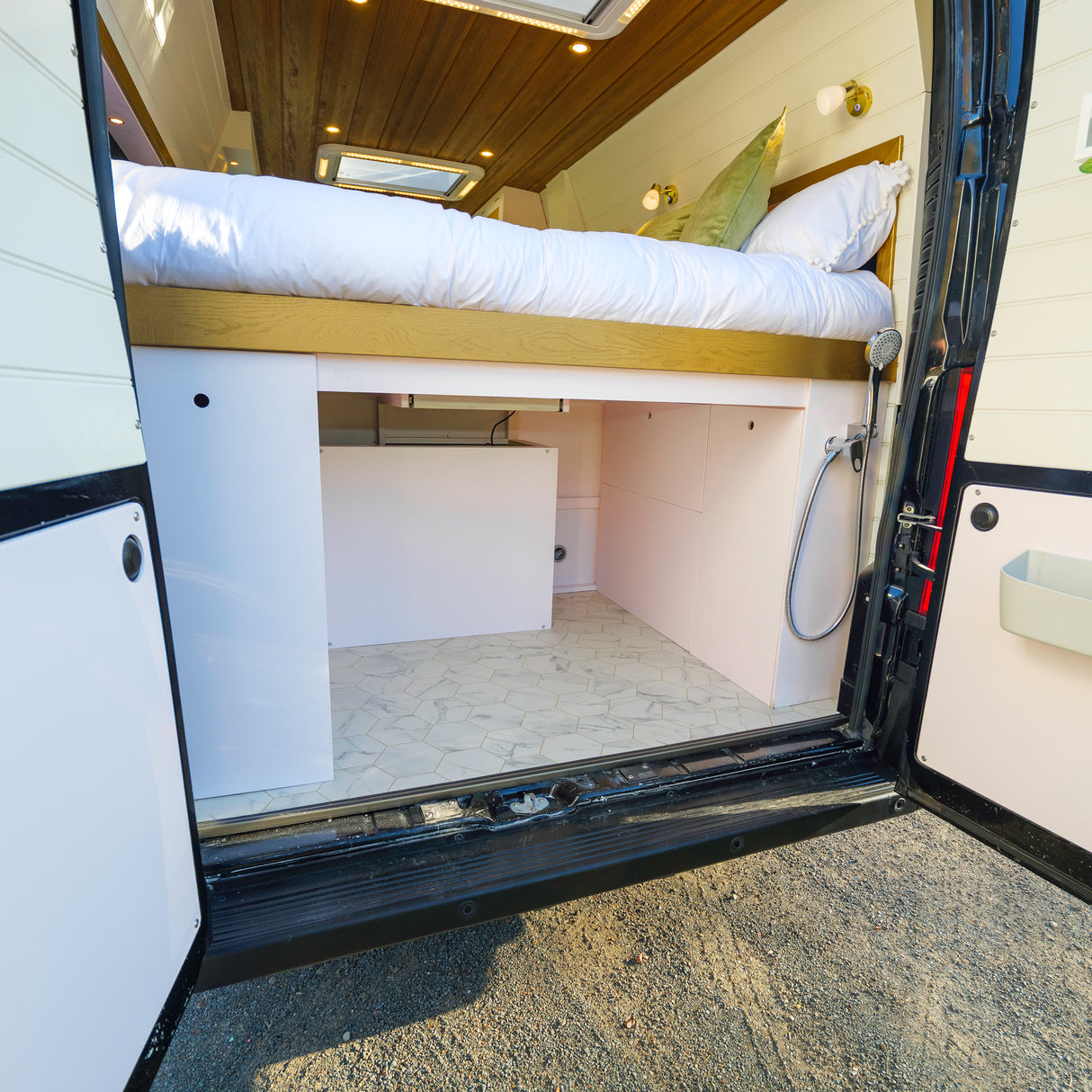 Stunning 3 berth Off Grid Camper + £2000 - Rae