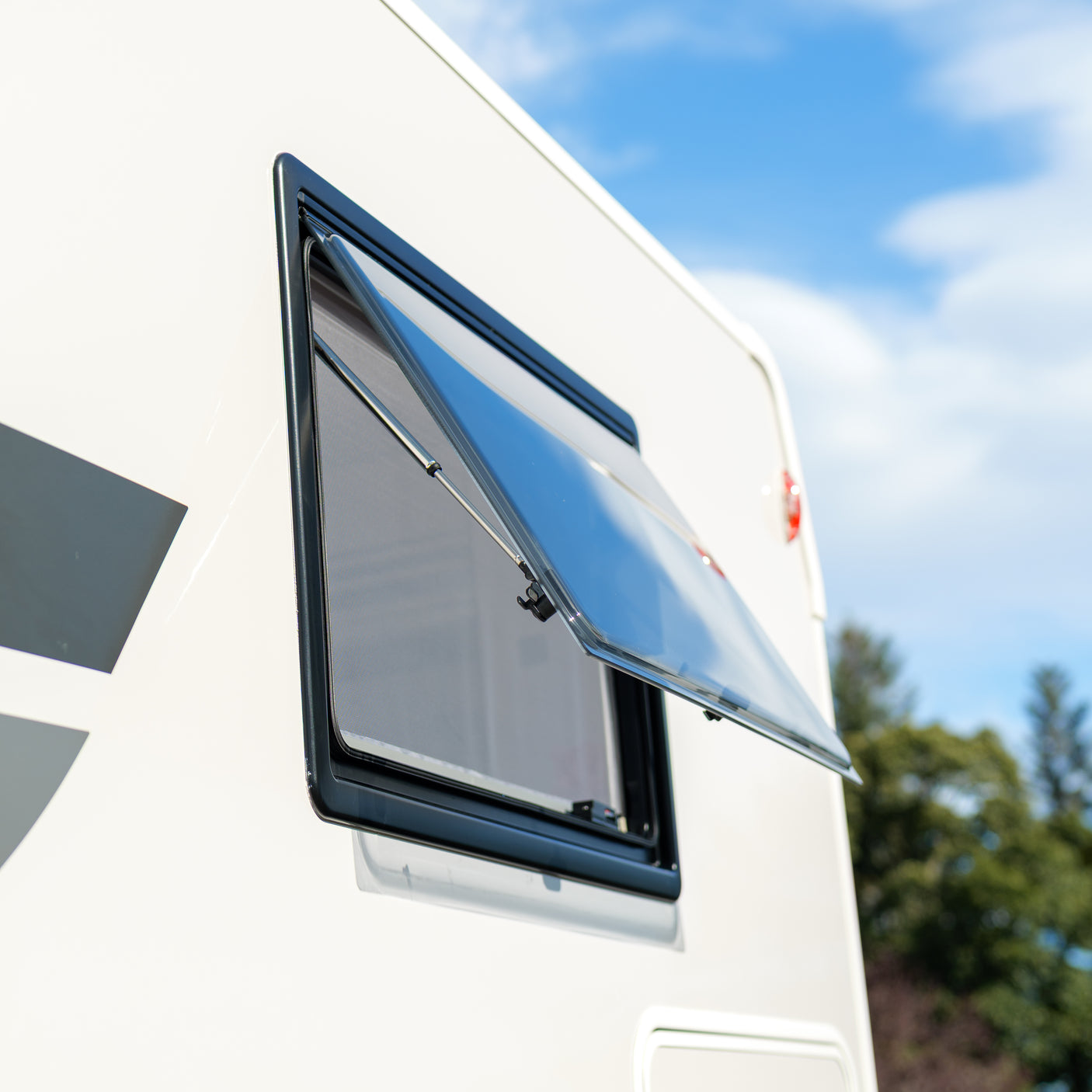 BRAND NEW: 4 berth Automatic Roller Team T-Line 740 + £10,000