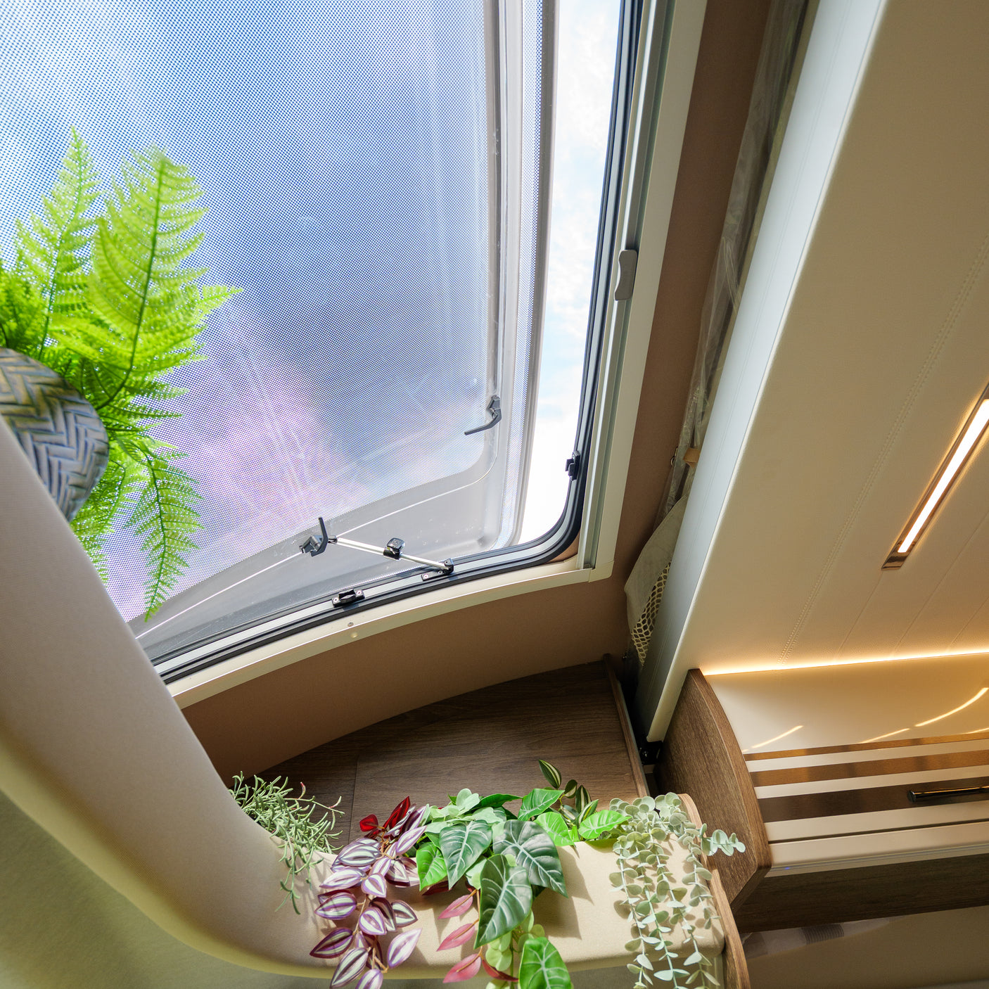 BRAND NEW: 4 berth Automatic Roller Team T-Line 740 + £10,000