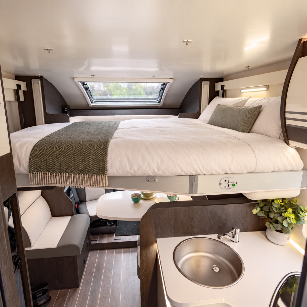 BRAND NEW 4 berth Roller Team Zefiro 685