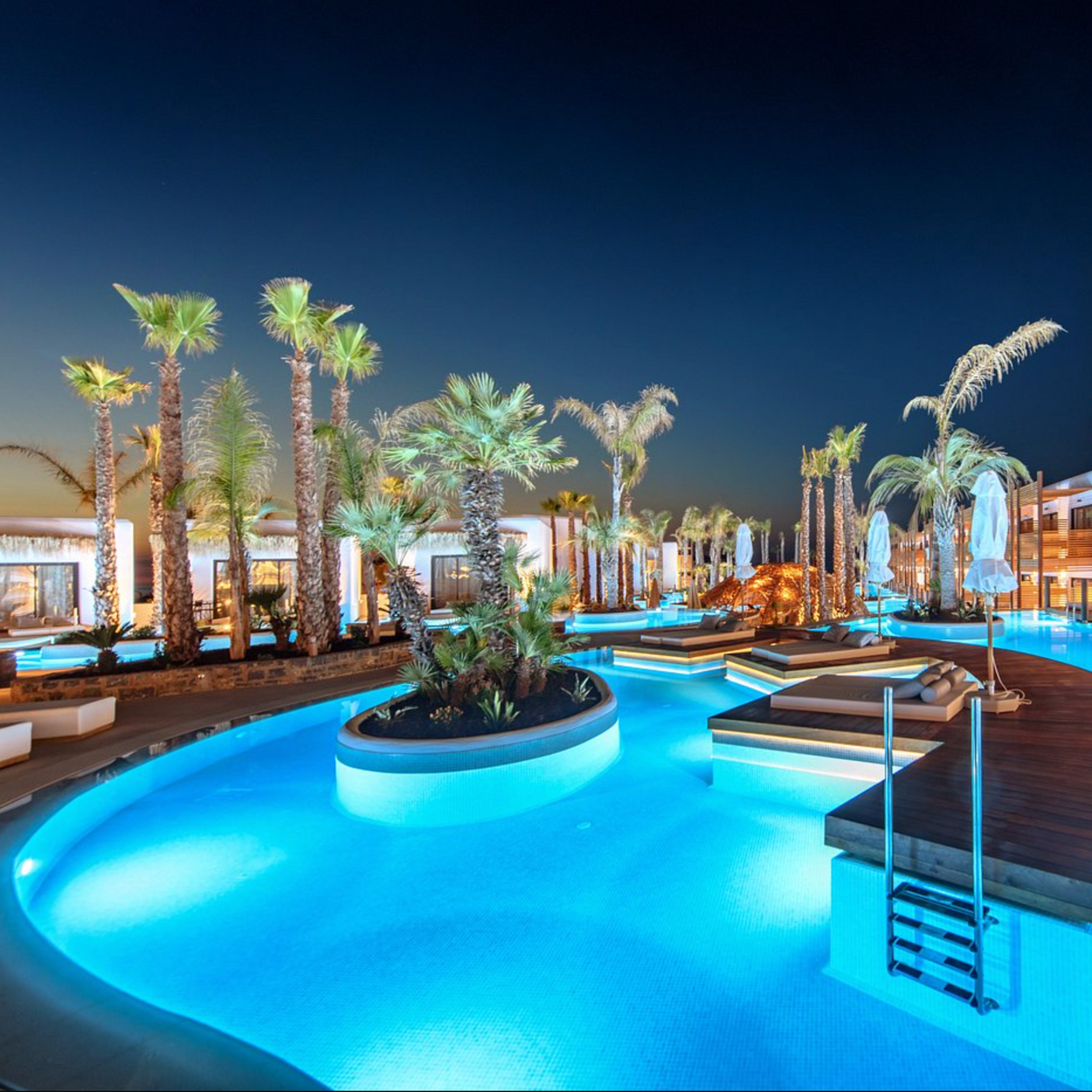 All inclusive 7 Night 5* Stella Island Stay – Overwater Bungalow + Jacuzzi + £1,000 Cash