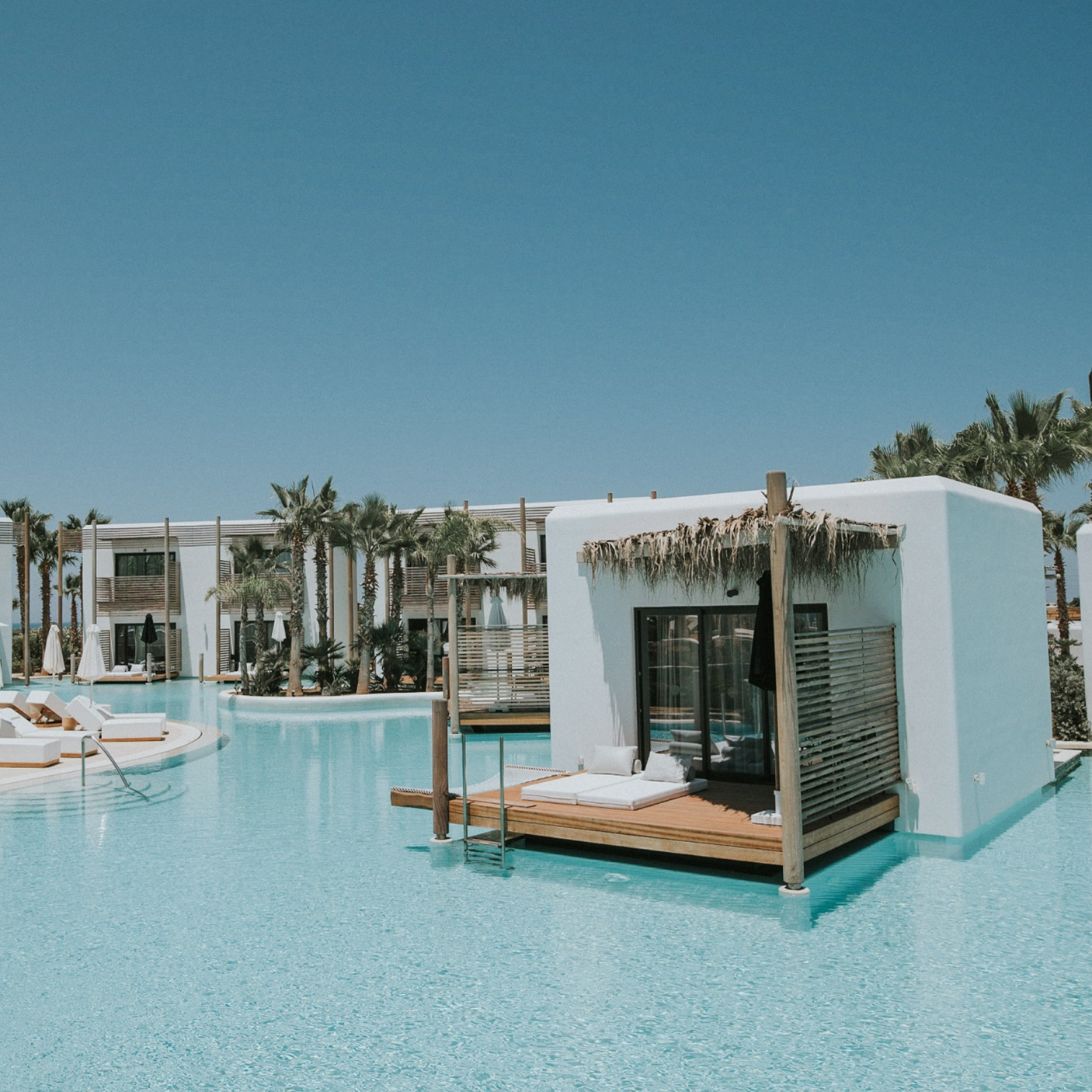 All inclusive 7 Night 5* Stella Island Stay – Overwater Bungalow + Jacuzzi + £1,000 Cash