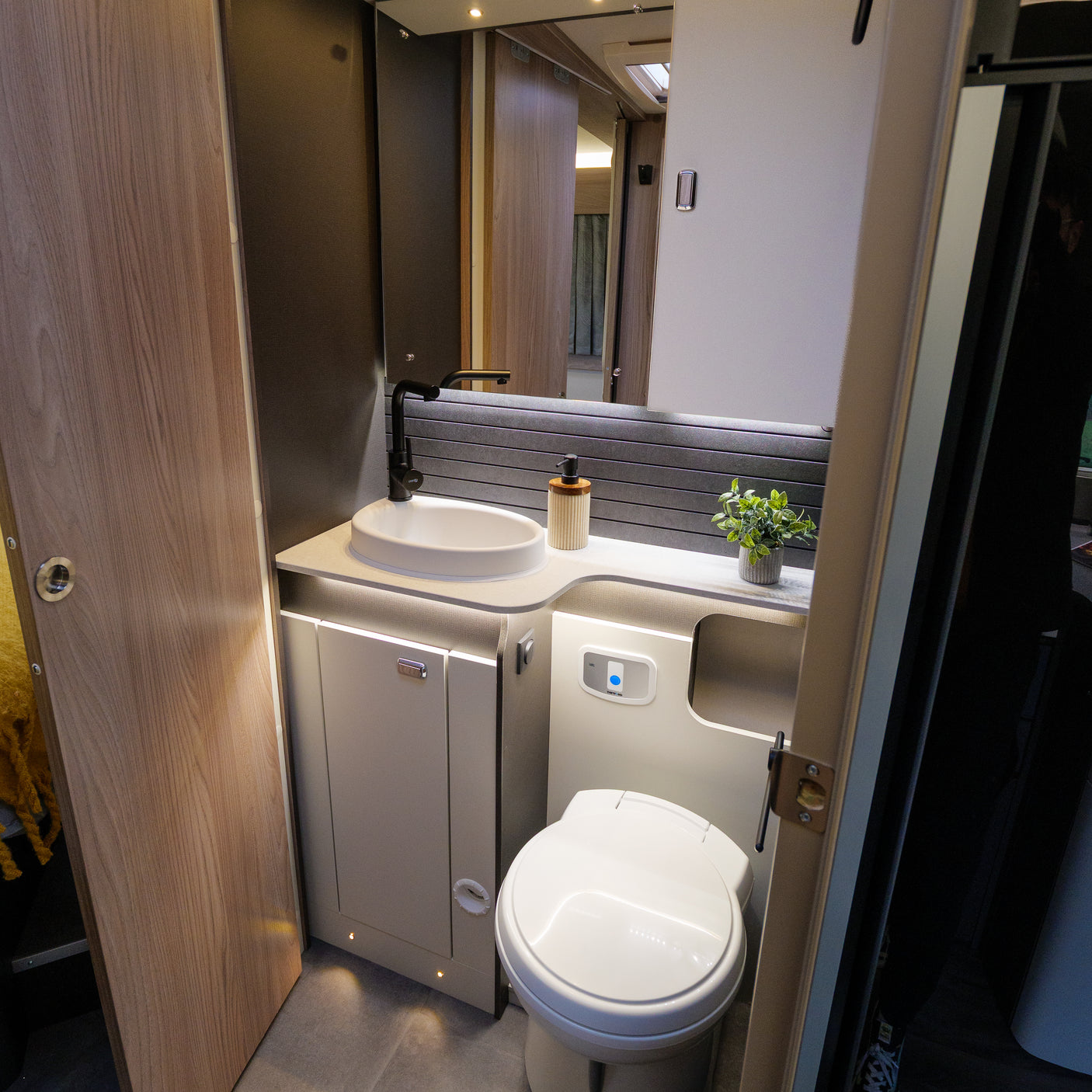 BRAND NEW: 4 berth Swift Voyager 594