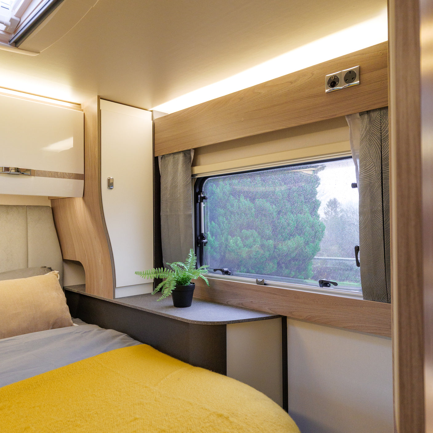 BRAND NEW: 4 berth Swift Voyager 594