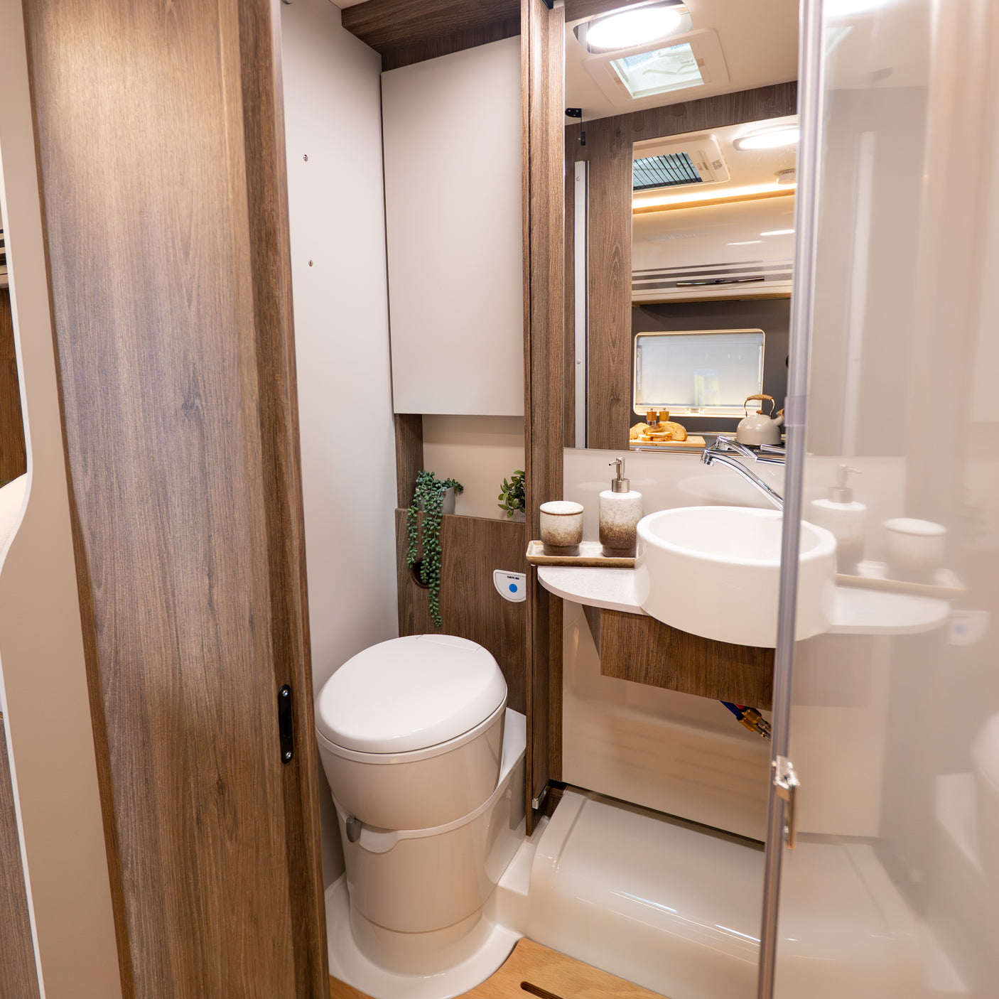 BRAND NEW: 2026 4 berth Automatic Roller Team T-Line 700