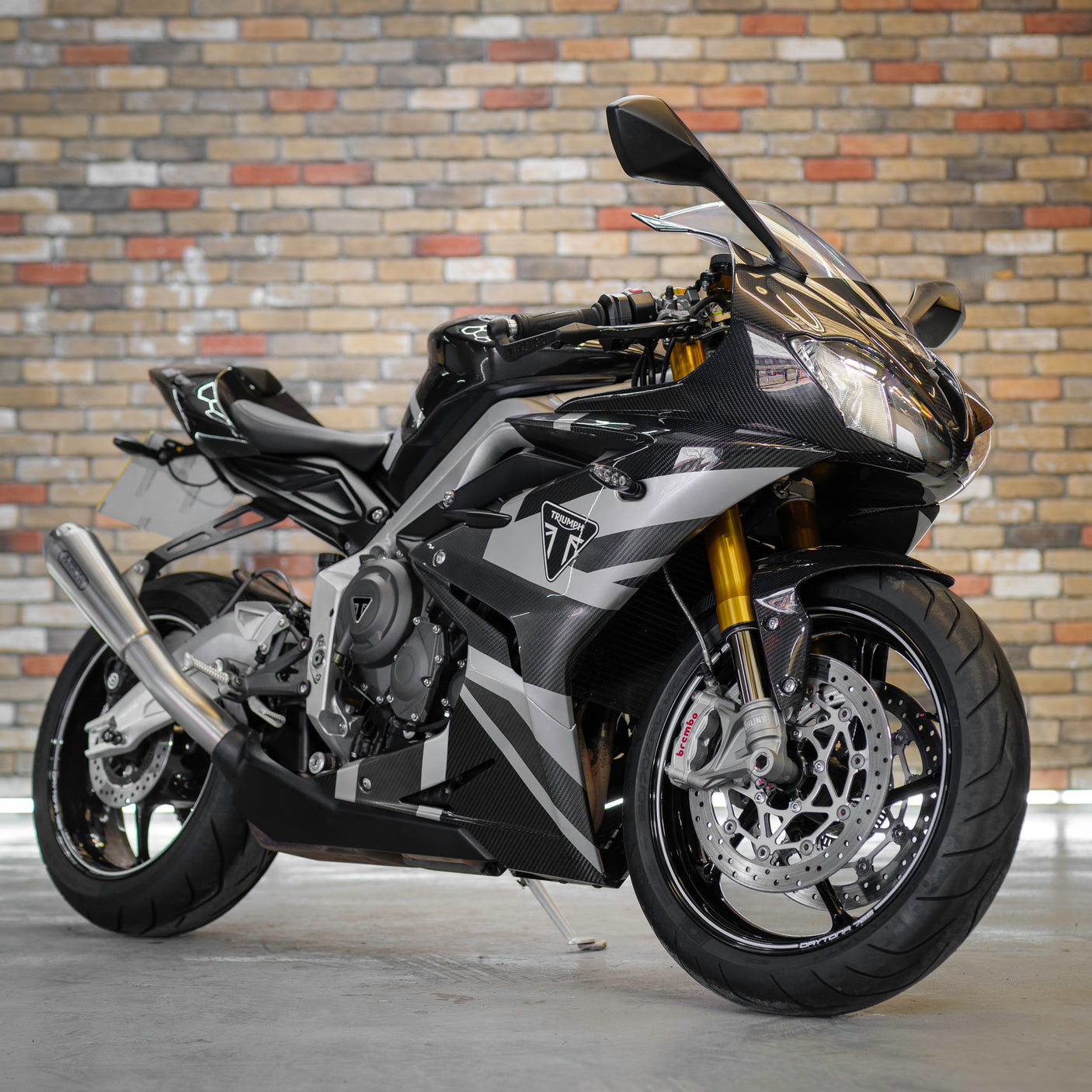 FAST FRIDAY: Carbon TRIUMPH DAYTONA MOTO2 765