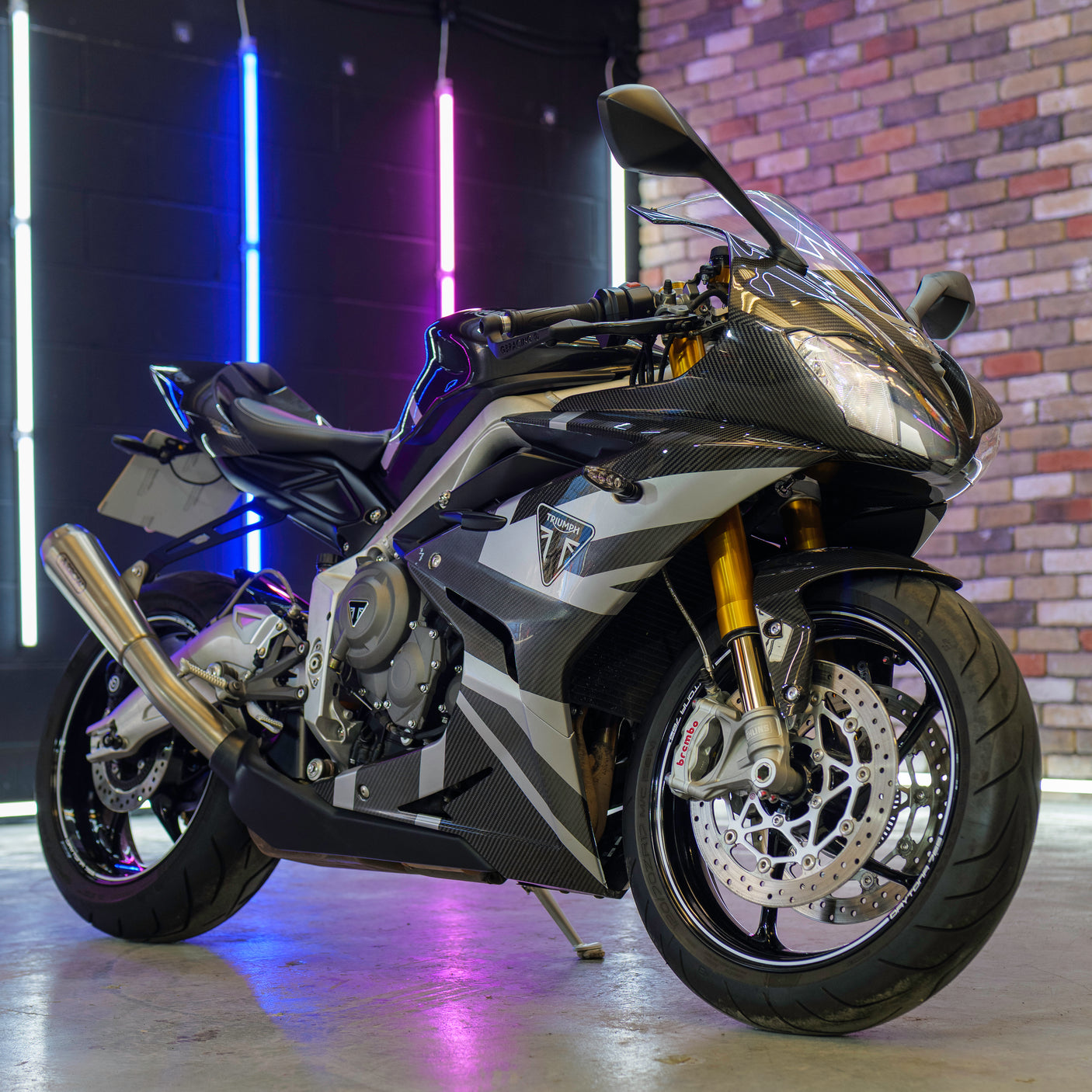 FAST FRIDAY: Carbon TRIUMPH DAYTONA MOTO2 765