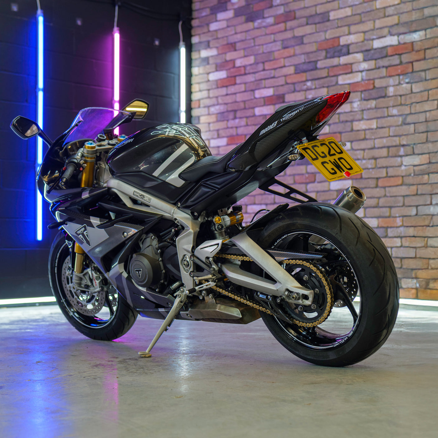 FAST FRIDAY: Carbon TRIUMPH DAYTONA MOTO2 765