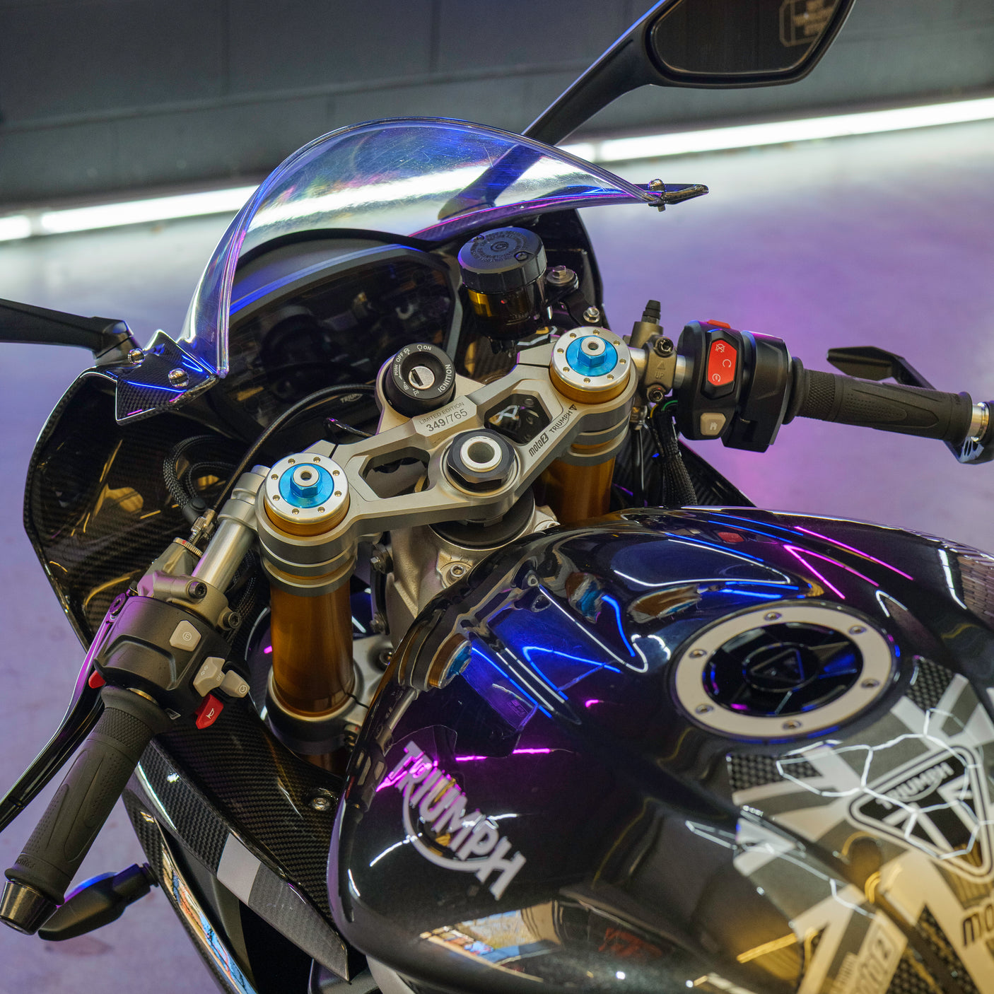 FAST FRIDAY: Carbon TRIUMPH DAYTONA MOTO2 765