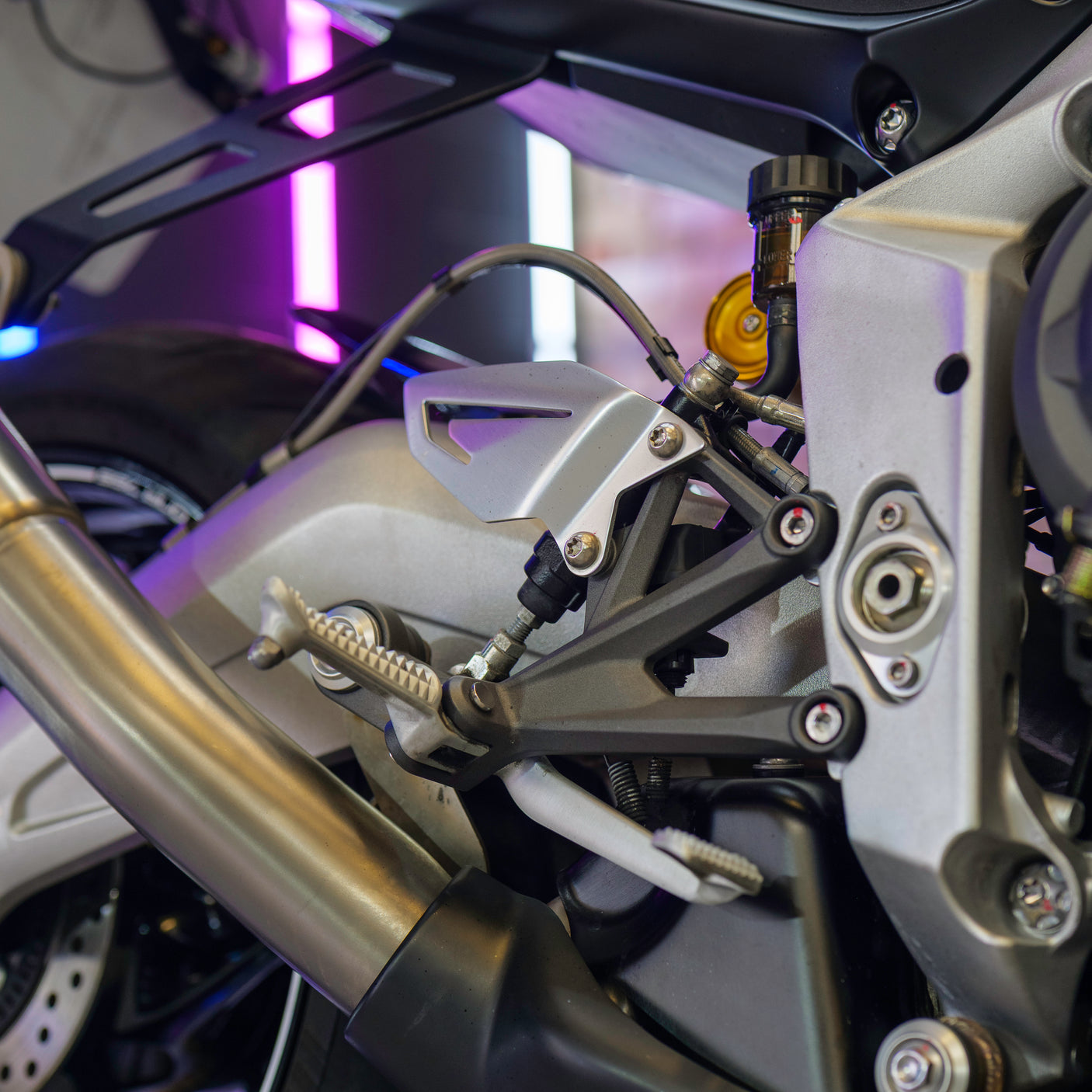 FAST FRIDAY: Carbon TRIUMPH DAYTONA MOTO2 765
