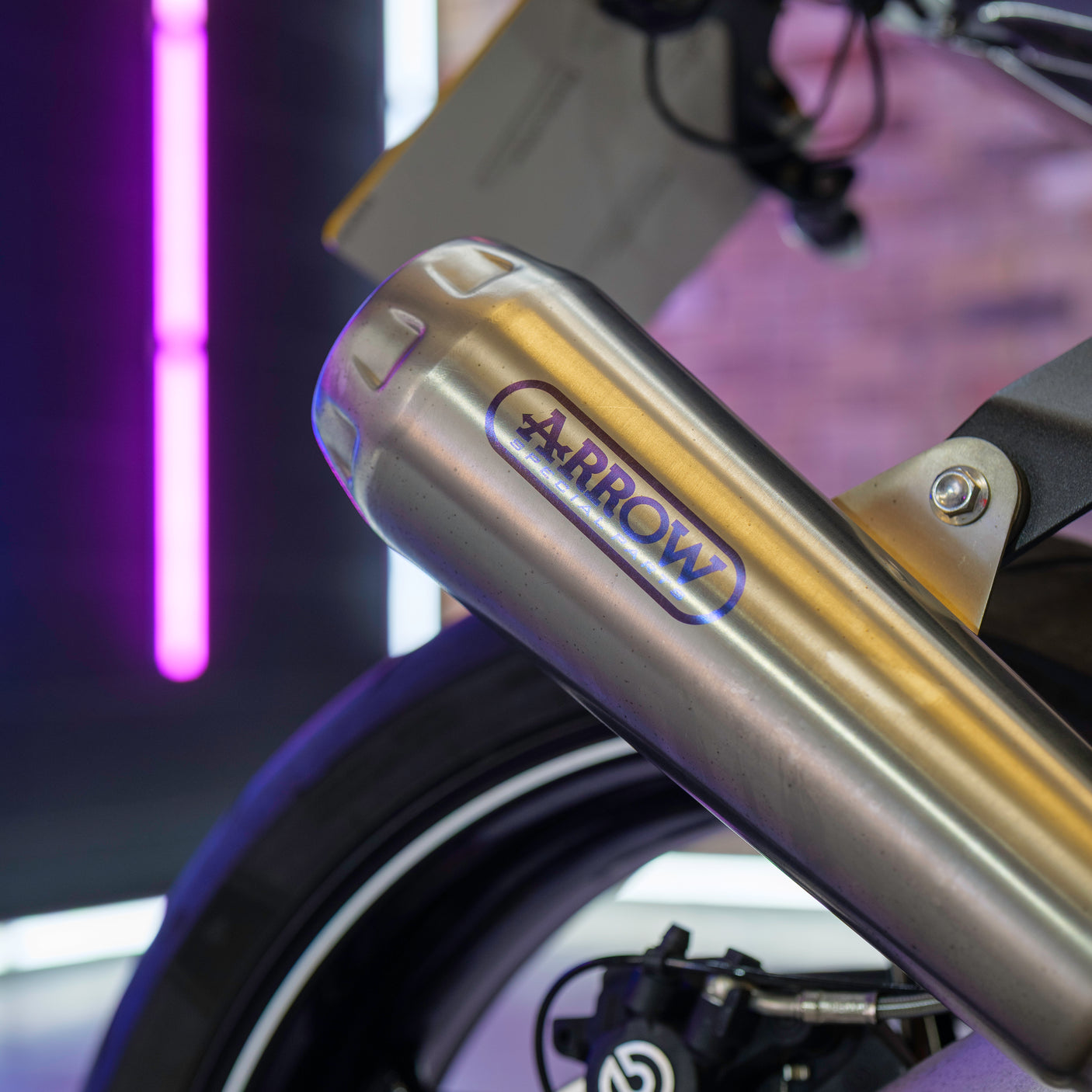 FAST FRIDAY: Carbon TRIUMPH DAYTONA MOTO2 765