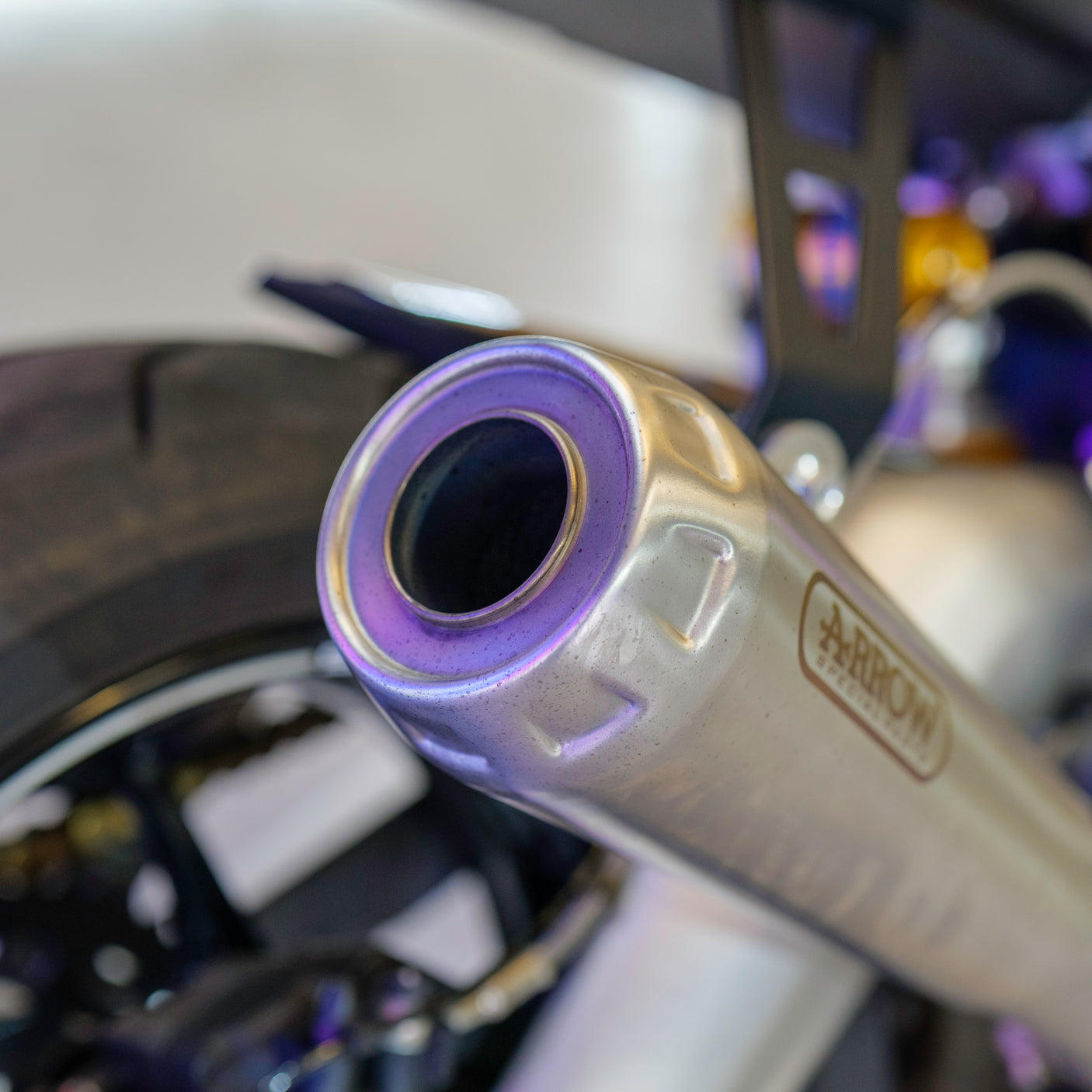 FAST FRIDAY: Carbon TRIUMPH DAYTONA MOTO2 765