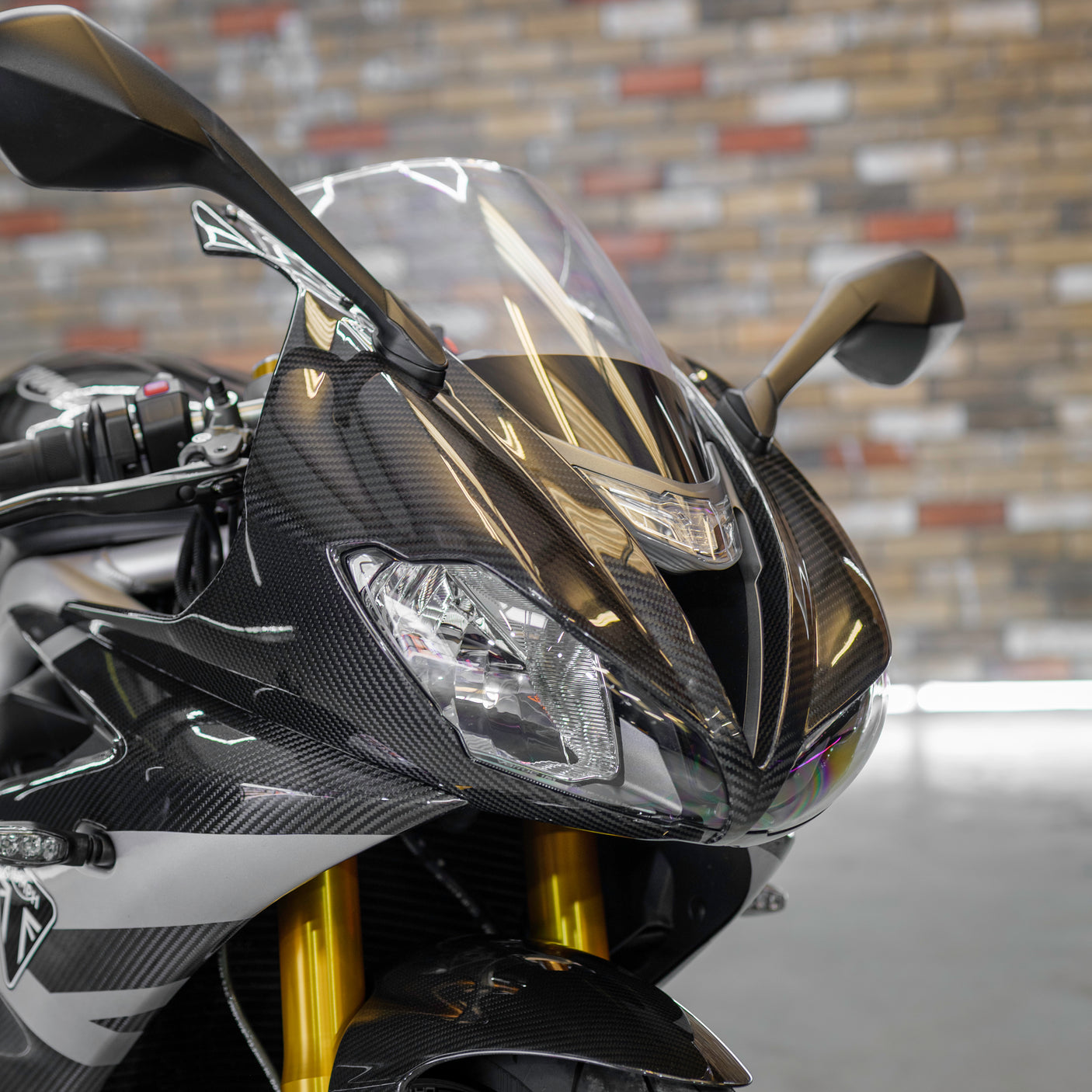 FAST FRIDAY: Carbon TRIUMPH DAYTONA MOTO2 765