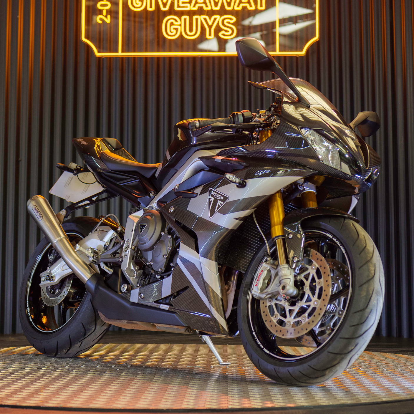 FAST FRIDAY: Carbon TRIUMPH DAYTONA MOTO2 765